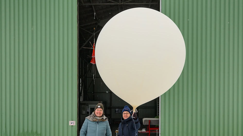 Der Wetterballon soll in über 30 Kilometern Höhe Wetterdaten sammeln. / Foto: Patrick Pleul/dpa