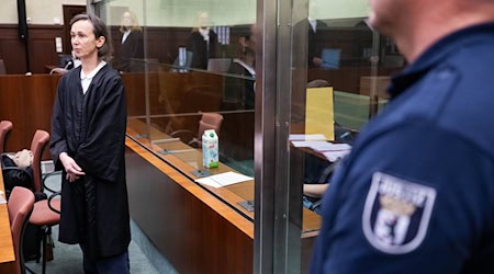 Der angeklagte mutmaßliche IS-Unterstützer verfolgt die Verhandlung im Gerichtssaal hinter einer Glasscheibe. / Foto: Christophe Gateau/dpa