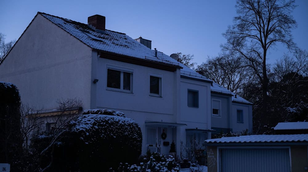 Während des Stromausfalls wurden Heizungen beschädigt, die Kunden saßen dann auch nach dem Wiederanlaufen der Versorgung noch in der Kälte. (Archivbild) / Foto: Christophe Gateau/dpa/dpa-tmn