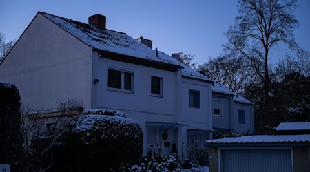 Während des Stromausfalls wurden Heizungen beschädigt, die Kunden saßen dann auch nach dem Wiederanlaufen der Versorgung noch in der Kälte. (Archivbild) / Foto: Christophe Gateau/dpa/dpa-tmn