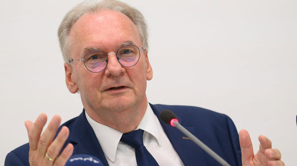 Ministerpräsident Reiner Haseloff will ausreichend Unterstützung für die Chemiebranche. (Archivbild) / Foto: Klaus-Dietmar Gabbert/dpa