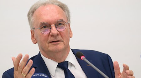 Ministerpräsident Reiner Haseloff will ausreichend Unterstützung für die Chemiebranche. (Archivbild) / Foto: Klaus-Dietmar Gabbert/dpa