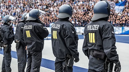 Nach den Zusammenstößen beim Schalke-Spiel geht der Konflikt zwischen Fans und Polizei weiter. (Archivbild)  / Foto: Andreas Gora/dpa