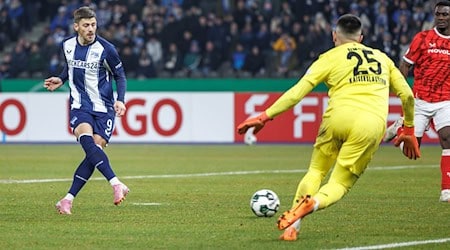 Dawid Kownacki (l) fehlt wegen eines grippalen Infekts im Trainingslager. (Archivbild) / Foto: Andreas Gora/dpa