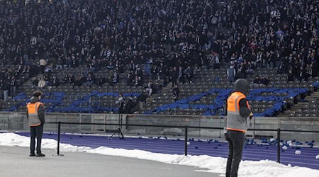 Viele Hertha-Fans verließen nach den Vorfällen mit der Polizei das Stadion. (Archivbild) / Foto: Andreas Gora/dpa