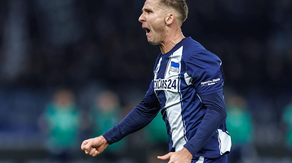 Paul Seguin trifft mit Hertha auf seinen vorherigen Arbeitgeber Schalke 04. (Archivbild) / Foto: Andreas Gora/dpa