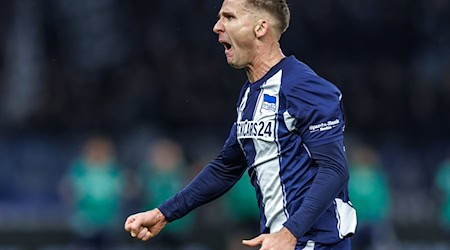 Paul Seguin trifft mit Hertha auf seinen vorherigen Arbeitgeber Schalke 04. (Archivbild) / Foto: Andreas Gora/dpa