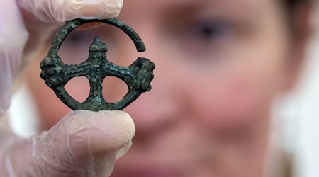 Das gefundene Kreuz passt exakt zu einer bereits vor mehr als 40 Jahren in Spandau gefundenen Gussform.  / Foto: Soeren Stache/dpa