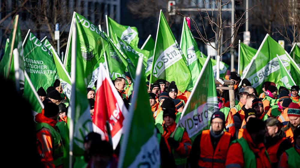 Beschäftigte der bundeseigenen Autobahn-Gesellschaft traten am Dienstag in einen Warnstreik. / Foto: Fabian Sommer/dpa