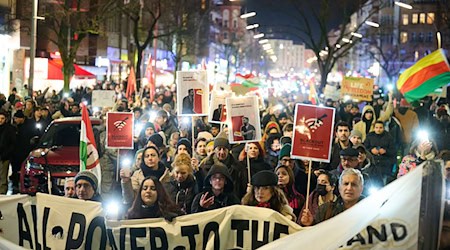 Hunderte von Menschen zogen in Berlin durch die Stadt, um Unterstützung für die Massenproteste im Iran zu zeigen.  / Foto: Annette Riedl/dpa