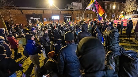 Mehrere hundert Menschen demonstrieren in Cottbus gegen rechtsextreme Gewalt.  / Foto: Frank Hammerschmidt/dpa