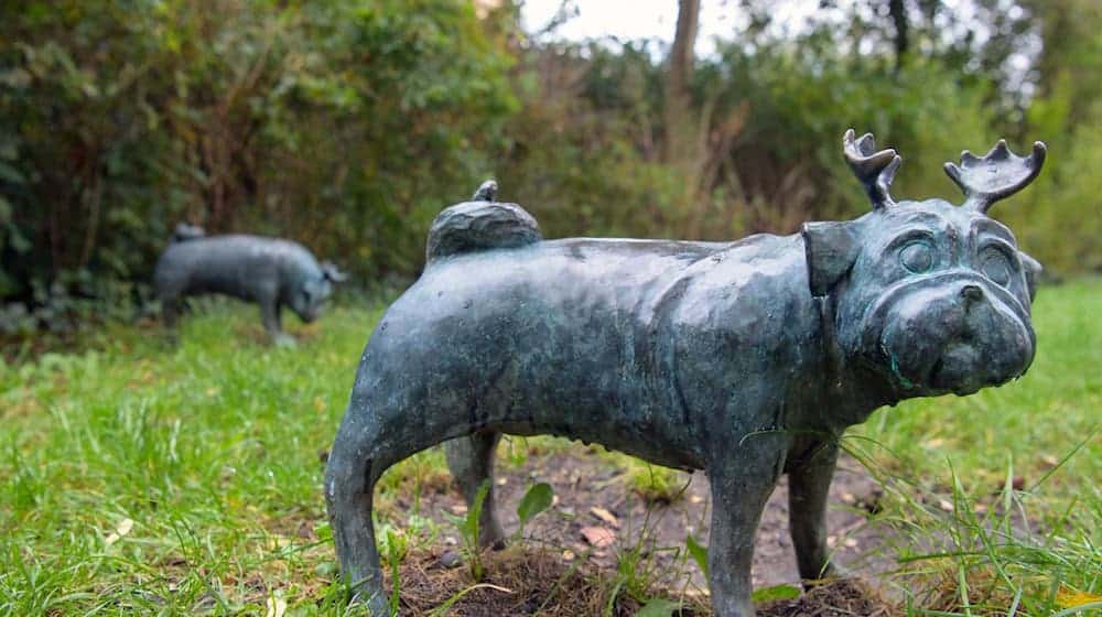 In Brandenburg an der Havel stehen 27 «Waldmöpse» - eine Erfindung des Humoristen Loriots. Er hatte in seinem Sketch «Tierstunde - Der wilde Waldmops» im Jahr 1972 ein «scheues Tier mit kurzem, aber kräftigem Gehörn» skizziert. / Foto: Soeren Stache/dpa-Zentralbild/dpa