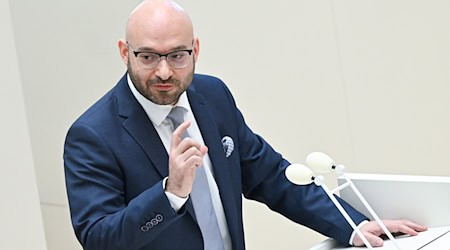 Brandenburgs Innenminister René Wilke (SPD) will die Möglichkeiten der Polizei bei der Fahndung deutlich ausweiten. (Archivbild) / Foto: Jens Kalaene/dpa