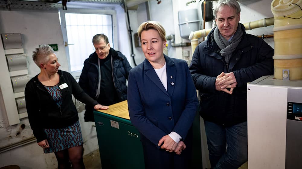Wirtschaftssenatorin Franziska Giffey (SPD,M), Heimleiterin Ricarda Stein (l) und Heizungsmonteur Thomas Haun (r), Heizungsmonteur.  / Foto: Fabian Sommer/dpa