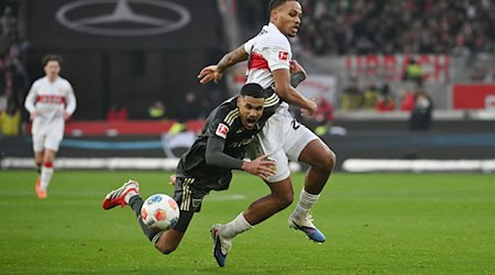 Viel Kampf, kein Sieger: Nartey (r) vom VfB im Duell mit Unions Doekhi / Foto: Marijan Murat/dpa