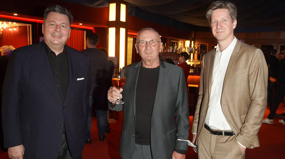 Holger Klotzbach (mitte), Gründer des Tipi am Kanzleramt - hier bei einer Uraufführung zwischen den früheren Senatoren Andreas Geisel und David Wesener -, ist am Freitag gestorben.  (Archivbild)  / Foto: Joerg Carstensen/dpa