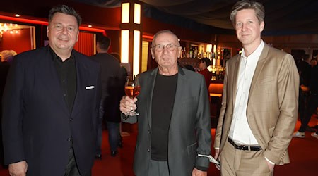 Holger Klotzbach (mitte), Gründer des Tipi am Kanzleramt - hier bei einer Uraufführung zwischen den früheren Senatoren Andreas Geisel und David Wesener -, ist am Freitag gestorben.  (Archivbild)  / Foto: Joerg Carstensen/dpa