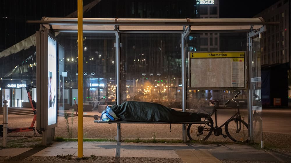 Die BVG kündigten an, im Einzelfall Obdachlose nicht aus den Bahnhöfen zu verweisen. (Archivbild) / Foto: Paul Zinken/dpa