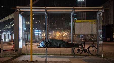 Die BVG kündigten an, im Einzelfall Obdachlose nicht aus den Bahnhöfen zu verweisen. (Archivbild) / Foto: Paul Zinken/dpa