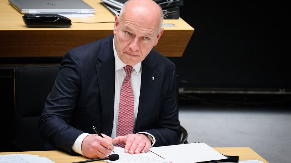 Kai Wegner (CDU), Regierender Bürgermeister von Berlin, sitzt in der Plenarsitzung im Berliner Abgeordnetenhaus. / Foto: Bernd von Jutrczenka/dpa