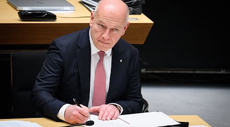Kai Wegner (CDU), Regierender Bürgermeister von Berlin, sitzt in der Plenarsitzung im Berliner Abgeordnetenhaus. / Foto: Bernd von Jutrczenka/dpa