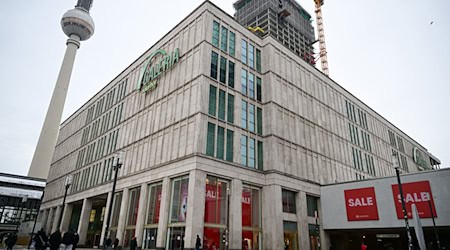 Die Zukunft des Galeria-Standorts am Alexanderplatz bleibt ungewiss. (Archivbild) / Foto: Sebastian Gollnow/dpa