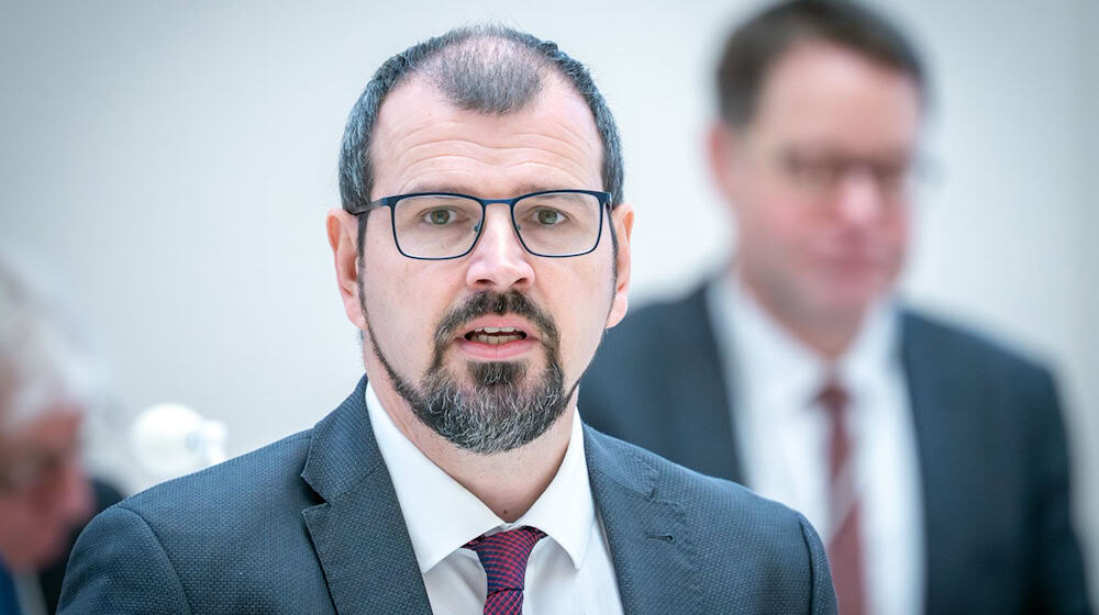 Brandenburgs Bildungsminister Steffen Freiberg (SPD) verteidigt Änderungen des Schulgesetzes zur Entlastung der Lehrer.  / Foto: Soeren Stache/dpa