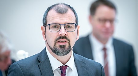 Brandenburgs Bildungsminister Steffen Freiberg (SPD) verteidigt Änderungen des Schulgesetzes zur Entlastung der Lehrer.  / Foto: Soeren Stache/dpa