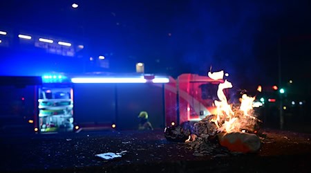 Hunderte Einsätze fährt die Berliner Feuerwehr in den Stunden nach Mitternacht.  / Foto: Sebastian Christoph Gollnow/dpa