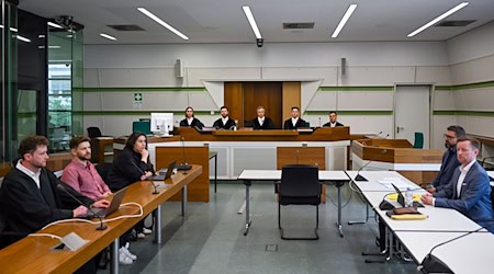 Das Verwaltungsgericht prüft eine Klage von Lahav Shapira (2.v.l), Student der Freien Universität (FU) Berlin. (Archivbild)  / Foto: Soeren Stache/dpa