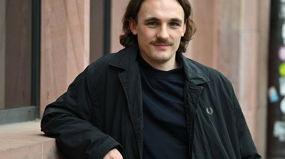 Kaleb Erdmanns Stück wird nun in Karlsruhe uraufgeführt. (Archivbild) / Foto: Arne Dedert/dpa