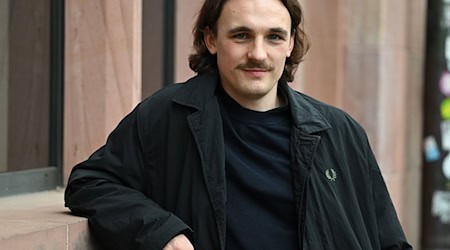 Kaleb Erdmanns Stück wird nun in Karlsruhe uraufgeführt. (Archivbild) / Foto: Arne Dedert/dpa