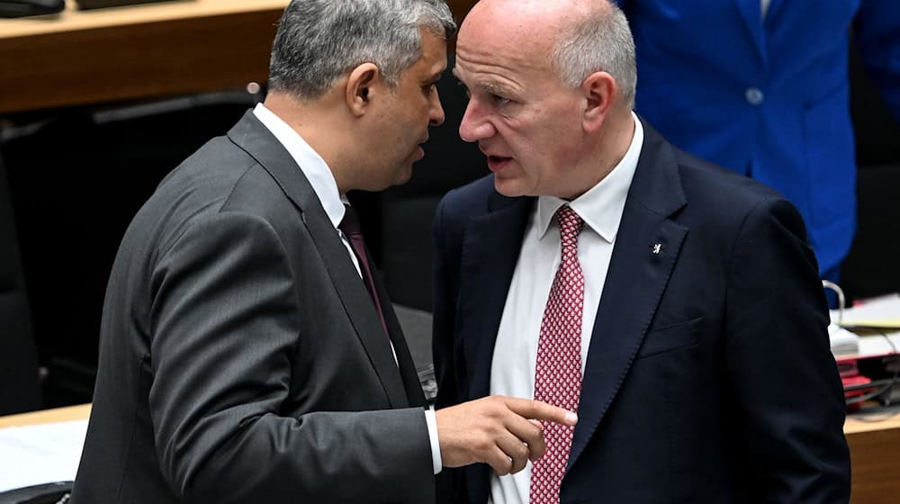 SPD-Fraktionschef Raed Saleh und der Regierende Bürgermeister Kai Wegner (l, CDU) arbeiteten in der Koalition bisher gut zusammen. (Archivbild) / Foto: Britta Pedersen/dpa