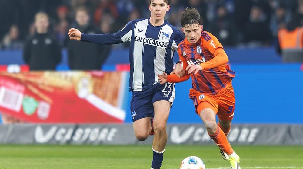 Hertha Jungstar Kennet Eichhorn (l.) hat sich nicht schlimmer verletzt.  / Foto: Andreas Gora/dpa