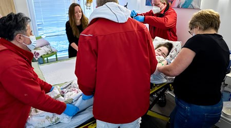 Die Pflegeeinrichtung war vom großflächigen Stromausfall im Südwesten Berlins betroffen, weshalb die Bewohner kurzfristig umziehen mussten. / Foto: Michael Ukas/dpa