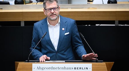 Grünen-Fraktionschef Werner Graf macht dem Regierenden Bürgermeister Kai Wegner (CDU) schwere Vorwürfe.  / Foto: Bernd von Jutrczenka/dpa