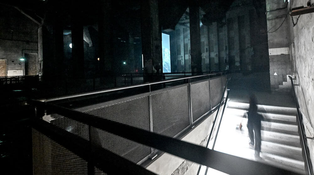 Der französische Künstler Pierre Huyghe zeigt seine neue Installation «Liminals» in der Halle am Berghain. / Foto: Britta Pedersen/dpa