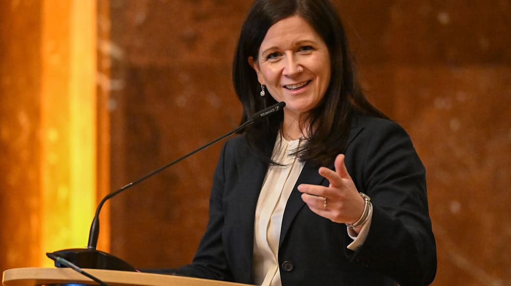 «Unser Anspruch ist es, Pflegekindern sichere und stabile Lebensorte zu bieten und Pflegefamilien nachhaltig zu unterstützen», sagt Senatorin Günther-Wünsch. (Archivbild) / Foto: Soeren Stache/dpa