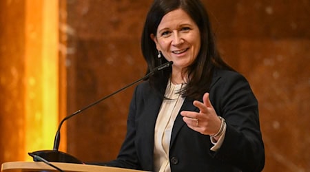 «Unser Anspruch ist es, Pflegekindern sichere und stabile Lebensorte zu bieten und Pflegefamilien nachhaltig zu unterstützen», sagt Senatorin Günther-Wünsch. (Archivbild) / Foto: Soeren Stache/dpa