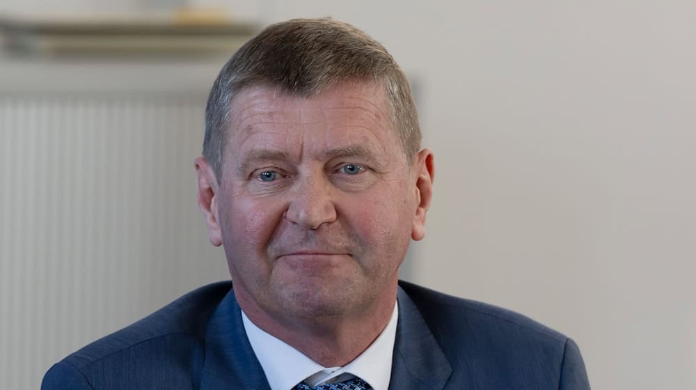 Im Landkreis Oberspreewald-Lausitz wird der Nachfolger von Landrat Siegurd Heinze bestimmt (Archivbild). / Foto: Soeren Stache/dpa