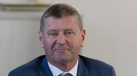 Im Landkreis Oberspreewald-Lausitz wird der Nachfolger von Landrat Siegurd Heinze bestimmt (Archivbild). / Foto: Soeren Stache/dpa