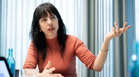 Linke-Spitzenkandidatin Elif Eralp setzt sich für mehr Mitsprachemöglichkeiten von Jugendlichen ein. (Archivbild) / Foto: Sebastian Christoph Gollnow/dpa