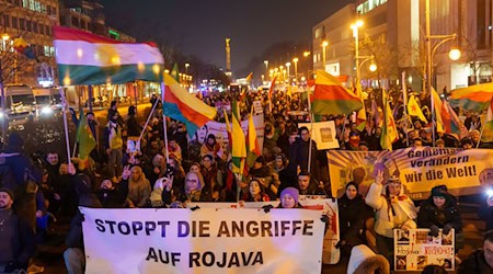 Die Teilnehmer einer Demonstration für das im Norden Syriens gelegene kurdische Rojava sind zur CDU-Zentrale in Berlin gezogen. / Foto: Soeren Stache/dpa