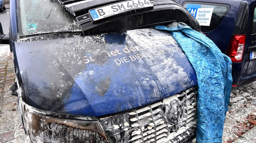 So sah einer der Busse nach dem mutmaßlichen Brandanschlag aus (Archivbild). / Foto: Paul Zinken/dpa