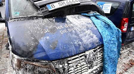 So sah einer der Busse nach dem mutmaßlichen Brandanschlag aus (Archivbild). / Foto: Paul Zinken/dpa