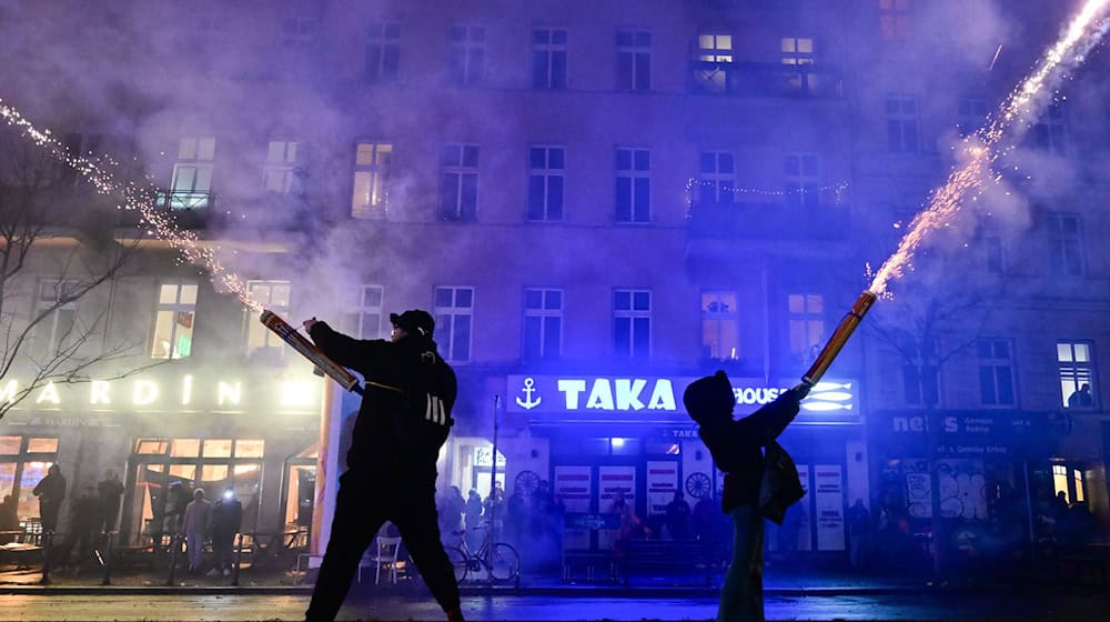 Die Berliner Polizei nahm mehr als 300 Menschen wegen gefährlichen Umgangs mit Feuerwerkskörpern fest.  / Foto: Sebastian Christoph Gollnow/dpa