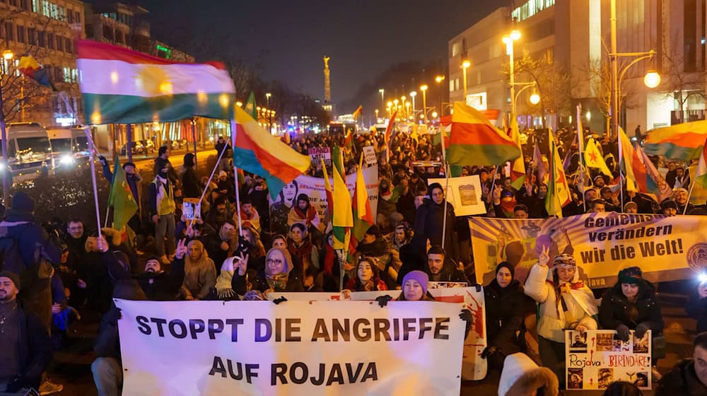 Seit Tagen demonstrieren in Berlin Menschen für das im Norden Syriens gelegene kurdische Rojava. (Archivbild) / Foto: Soeren Stache/dpa