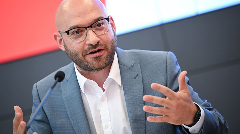 Brandenburgs Innenminister René Wilke (SPD) äußert sich zur Rücknahme einer Klage durch die AfD (Archivbild). / Foto: Britta Pedersen/dpa