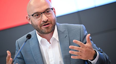 Brandenburgs Innenminister René Wilke (SPD) äußert sich zur Rücknahme einer Klage durch die AfD (Archivbild). / Foto: Britta Pedersen/dpa