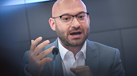 Brandenburgs Innenminister René Wilke (SPD) greift die AfD und ihre Position zur sogenannten Remigration an. (Archivbild) / Foto: Britta Pedersen/dpa